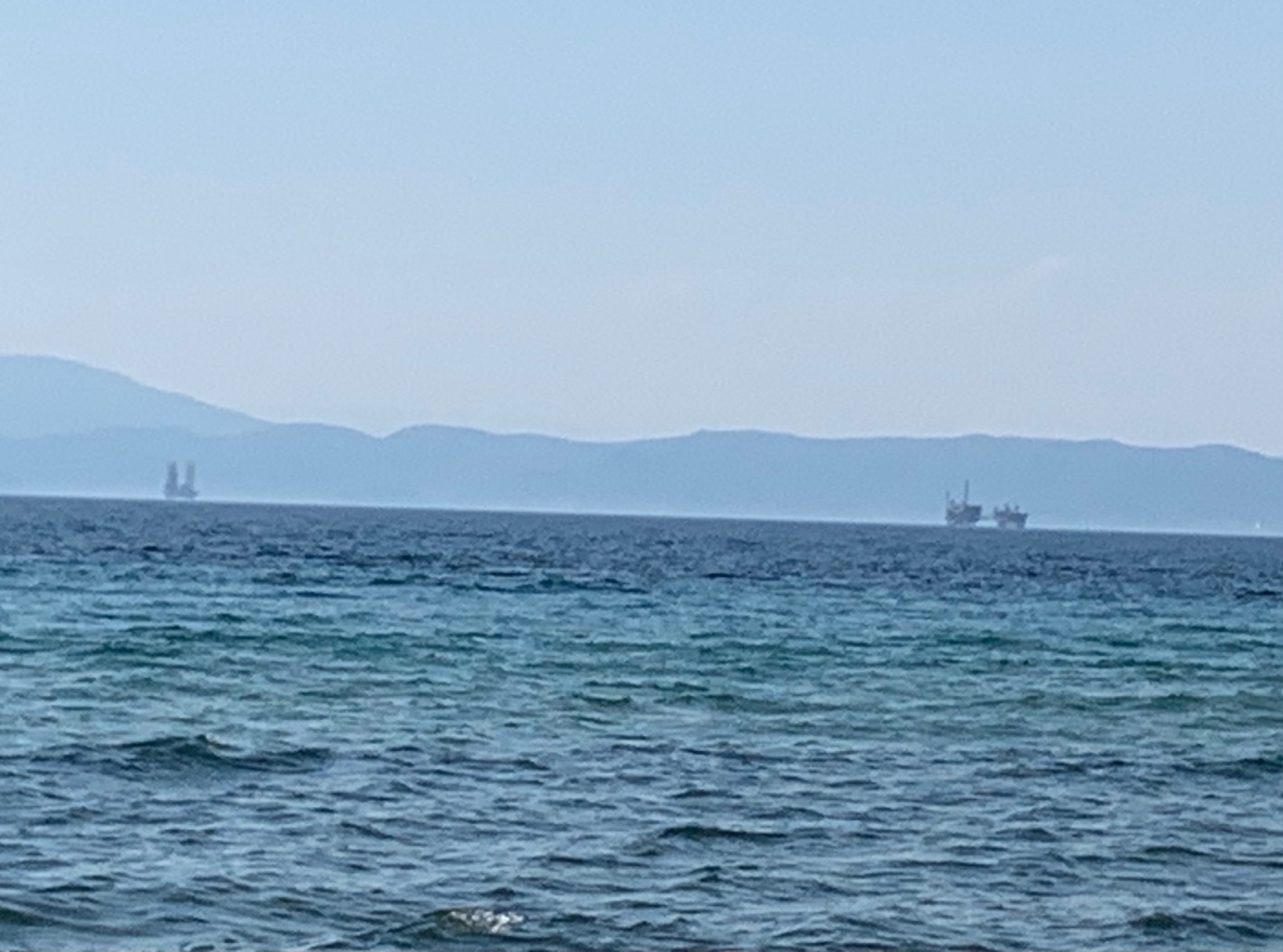 (Ölplattformen in der Nordägäis vor der griechischen Küstenstadt Kavala)